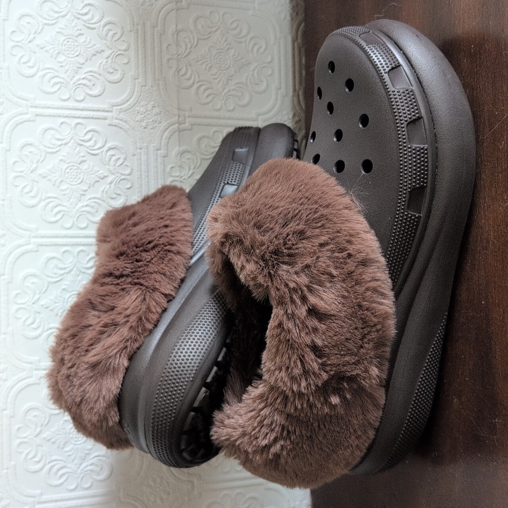 NWOT CROCS Furever Crush Never Worn Faux Fur Lined Brown size 10 Women's